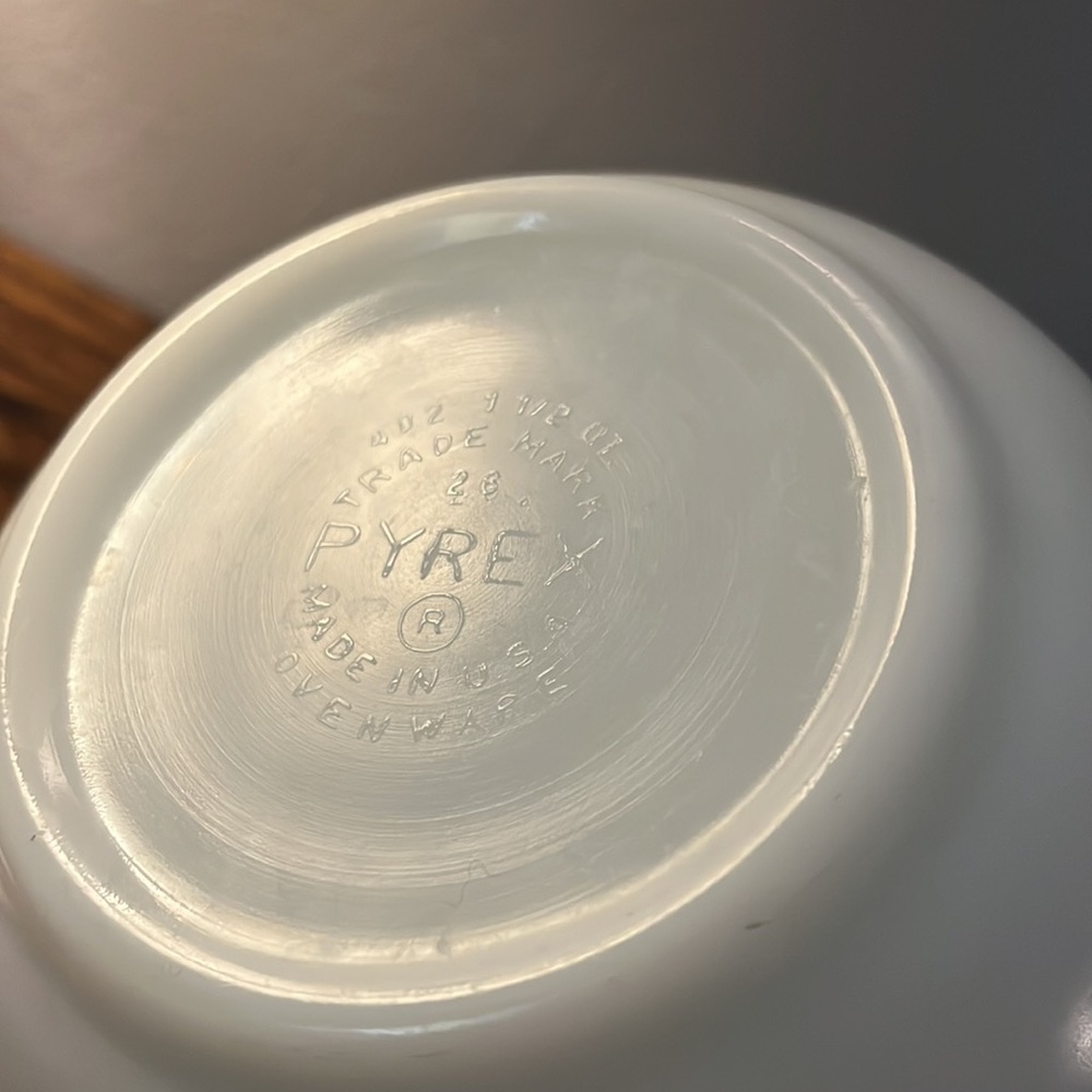 VINTAGE Pyrex 402 Butterfly Gold WHITE 1.5 quart mixing serving bowl USA CORNING - Picture 9 of 9